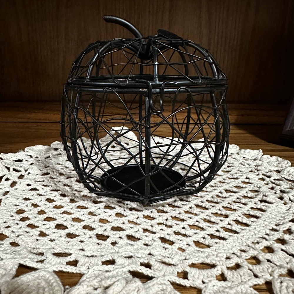 Wrought Iron Black Apple Shape Rustic Metal Wire Basket Snap Lid Closure 6"